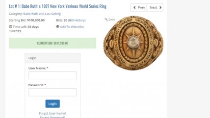  Charlie Sheen subasta un anillo del legendario jugador de béisbol Babe Ruth  