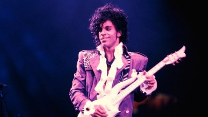  Subastan unas botas y un piano utilizados por Prince  