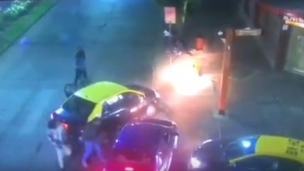 El violento ataque de dos taxistas a un Uber en Pucón