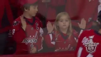   El divertido momento entre un jugador de la NHL y una pequeña hincha 