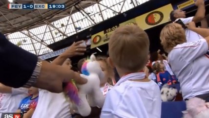   ¡Lluvia de peluches! Hinchas de Excelsior regalonean a pequeños fanáticos de Feyenoord en pleno partido 