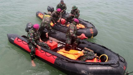   Socorristas siguen búsqueda del avión accidentado en el Mar de Java 
