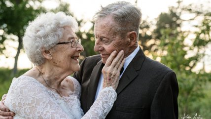   ¡Cumplieron 60 años juntos!: Pareja de 89 y 81 años se fotografió con sus trajes de boda originales 