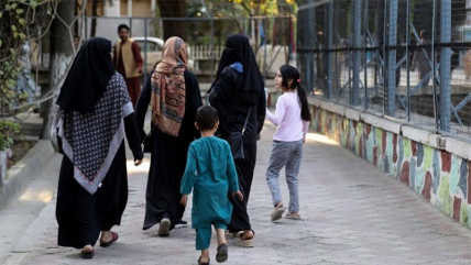   Régimen talibán ahora prohíbe a las mujeres visitar parques y gimnasios 