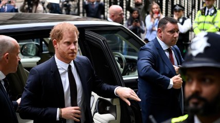   Príncipe Harry testificó en tribunales en el caso de las escuchas ilegales 