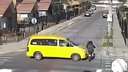   Sujetos que huían de Carabineros en moto fueron arrollados por un furgón escolar 
