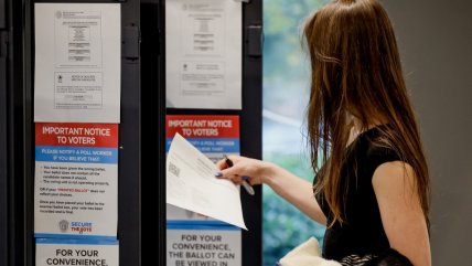   Estadounidenses se acercan a locales de votación para elegir a su nuevo presidente 