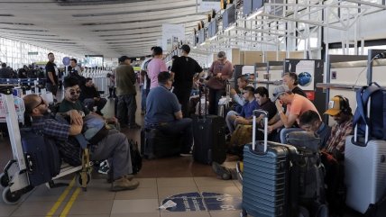   Paro DGAC: Aeropuerto de Santiago pide acudir sólo si el vuelo está confirmado 