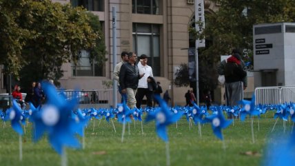   Campaña contra el maltrato infantil llegó a La Moneda con miles de remolinos azules 