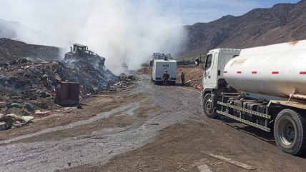 Megaquema de basura en Antofagasta aqueja con gran nube tóxica a viviendas Megaquema de basura en Antofagasta aqueja con gran nube tóxica a viviendas