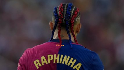   [VIDEO] Raphinha cruzó de rodillas el césped de Montjuic tras ganar La Liga 