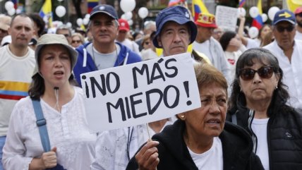   Miles de colombianos protestan contra la violencia tras atentado a senador Uribe 