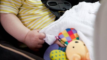   Delincuentes robaron auto con una guagua cuando su padre bajó a comprar 