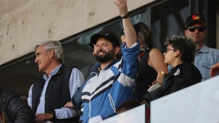   El Presidente Boric disfrutó en el Claro Arena la despedida de los capitanes de la UC 