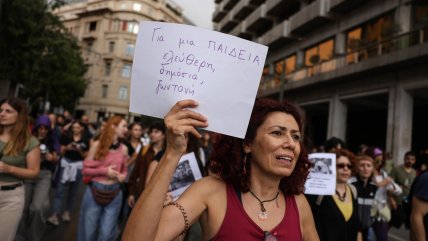   Miles de personas protestan en Grecia contra la ampliación de jornada laboral a 13 horas 