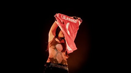   Hasta con camiseta de la selección: el show de Lola Índigo en Santiago 