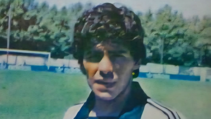   Colo Colo recordó el nacimiento de Diego Maradona con imagen del astro con la polera de los albos 