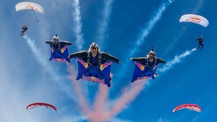   Chilenos protagonizaron creación de la pista de obstáculos aérea más grande del mundo 