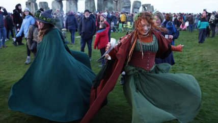   Solsticio de invierno en Stonehenge se celebró con atuendos paganos y bailes ancestrales 