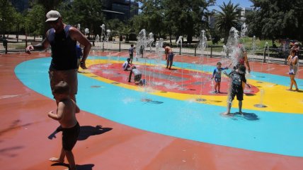   Santiaguinos se las ingenian para refrescarse en calurosa tarde de Navidad 