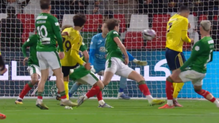   [VIDEO] Hasta la suerte lo acompaña: Cristiano Ronaldo marcó su gol 957 con la espalda 