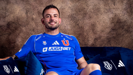   Octavio Rivero posó con la camiseta de Universidad de Chile 