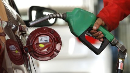   Tras dos semanas sin variación, bencinas bajan con fuerza este jueves 