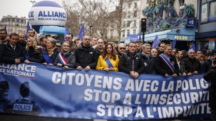   Arropada por miles de ciudadanos, la Policía francesa marchó en París para reclamar más recursos 