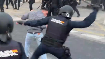   [VIDEO] Fuertes incidentes protagonizaron hinchas de Benfica y la policía en las afueras del 