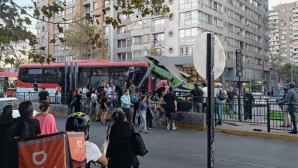  Bus RED arrasó paradero en Ñuñoa: Al menos cuatro lesionados 