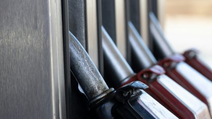   El precio más alto desde 2022: Gasolina en EE.UU. alcanzó los 4 dólares por galón 