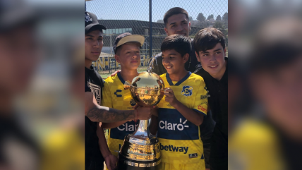   Cadetes de Everton posaron con el trofeo de la Libertadores de Santiago Wanderers sub 20 