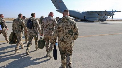   Alemanes de hasta 45 años necesitarán permiso de las FF.AA. para salir del país por más de tres meses 