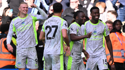   Manchester City aprovechó el tropiezo de Arsenal y acortó distancia tras golear a Chelsea 