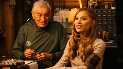   Ariana Grande se enfrenta a Ben Stiller y Robert De Niro en el trailer de 