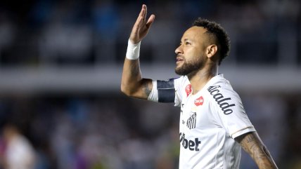  [VIDEO] Neymar vivió noche de furia: Lanzó pelotazo a un rival y se encaró con hinchas de Santos 