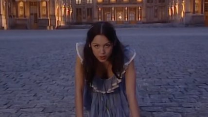   Olivia Rodrigo recorre Versalles como una María Antonieta moderna en el vídeo de 