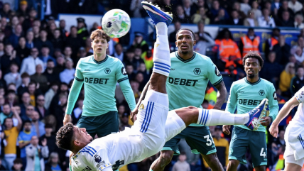   Leeds triunfó con un golazo de chilena y dejó virtualmente descendido a Wolverhampton 