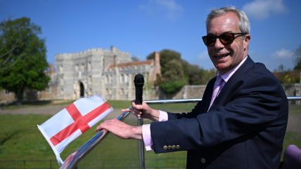   Populista británico Nigel Farage recibió dinero y regalos de un delincuente económico 