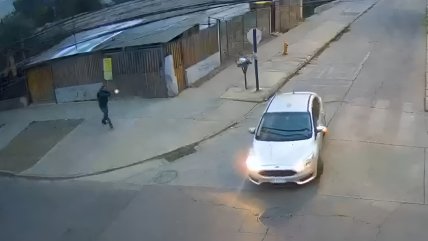   A la hora del crepúsculo, pistolero disparó 15 veces contra un auto en Quinta Normal 