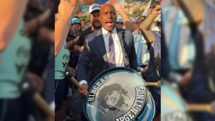  [VIDEO] Como un hincha más: Alcalde de Kansas se sumó al banderazo de Argentina  