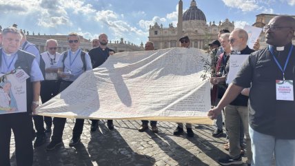   Sacerdotes marcharon en el Vaticano contra el 