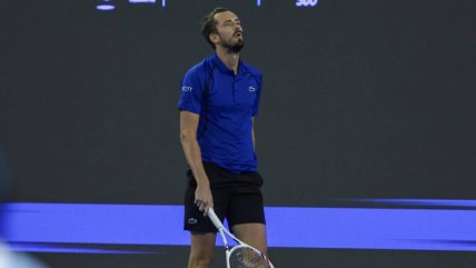   [VIDEO] Medvedev dio pelotazo a un espectador en duelo con Djokovic y fue eliminado de Beijing 