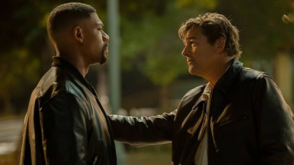   Aaron Pierre y Kyle Chandler tras el final de 